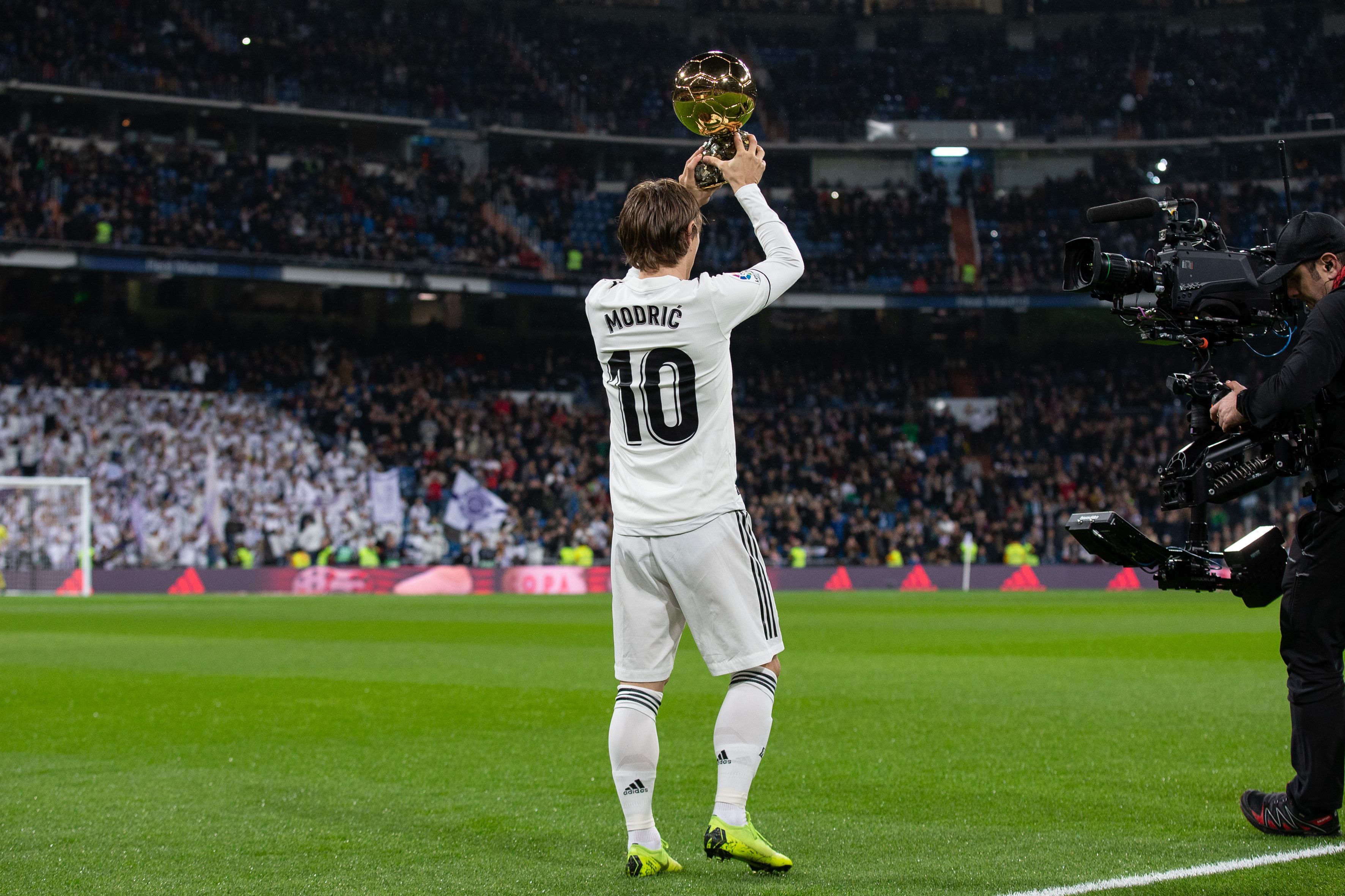 里程碑，国安后卫李磊已代表中国俱乐部出战300场比赛（国安后卫李磊达成里程碑：代表国内俱乐部出战300场）