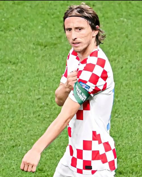 维拉力克曼城阿森纳，曼联利物浦你方唱罢我登场，或酝酿一场换帅抢亲交锋闹剧！（阿斯顿维拉连斩曼城与阿森纳，曼联利物浦轮番登场，换帅抢人大战一触即发？）