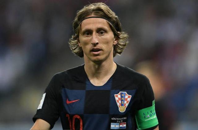 32岁津门虎王牌队长正式转会上港，亚冠首轮亮相柔佛引关注（32岁津门虎王牌队长官宣加盟上港，亚冠首战对阵柔佛备受关注）